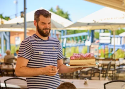 Vasmacska Terasz Étterem - születésnapi torta